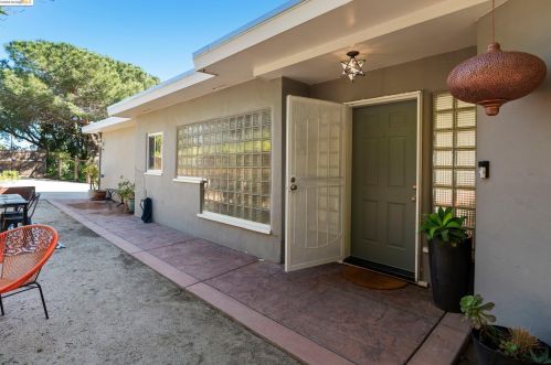 8017 Crest Ave, Oakland CA  94605-3611 exterior