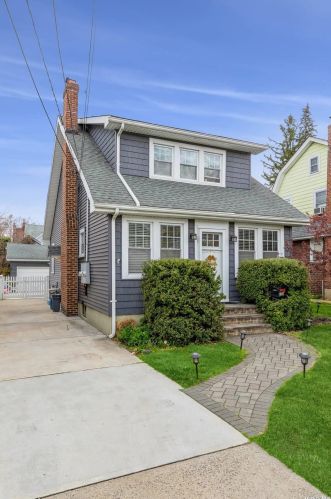 222 Plainfield Ave, Floral Park, NY 11001-2736