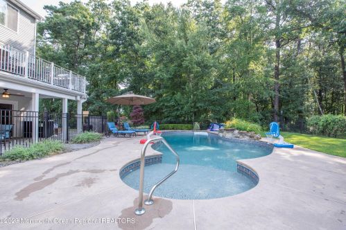 9 Maxim Ct, Jackson Twp NJ 08527-3893 exterior