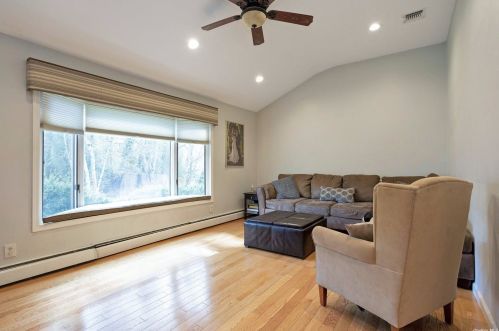 8 Stuart Ct, Huntington Station NY  11746-4237 exterior