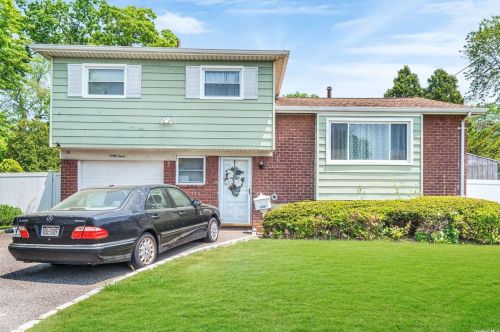 63 Chuck Blvd, Babylon, NY 11703-1004