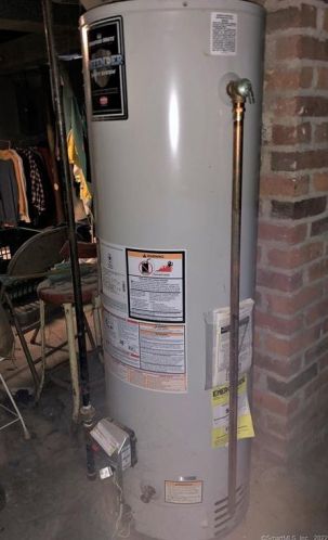 43 Hawthorne St, Manchester CT 06042-3022 exterior