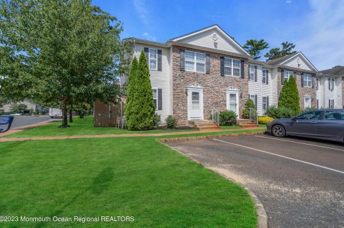 61 Aspen Ct, Lakewood, NJ 08701-4331