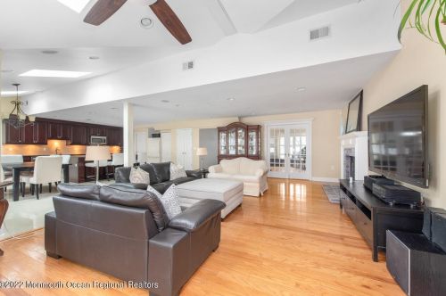 15 Hawthorne Ave, Holmdel Village NJ 07733-1035 exterior