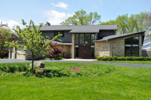 2105 Applewood Ln, Milwaukee, WI 53209-2105