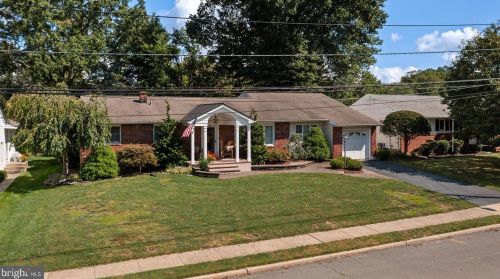 26 Pintinalli Dr, Trenton, NJ 08619-1538