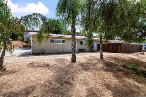 238 Lobelia Dr, Vista, CA 92083-8016