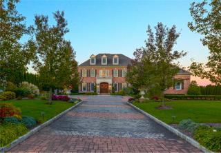 5 Legends Cir, Huntington Station, NY 11747-5301
