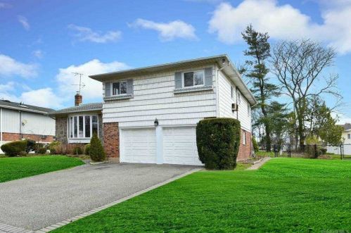 28 Clinton Ln, Muttontown, NY 11753-1905