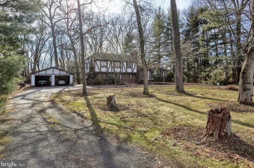 654 Hillcrest Dr, Carlisle, PA 17015-4334
