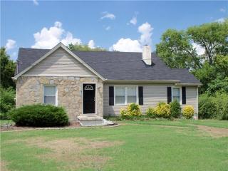 108 Greenwood Acres Dr, Columbia, TN 38401-2102