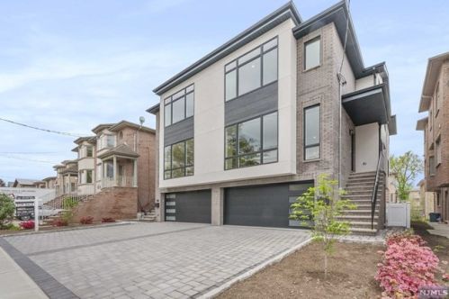 327 3rd St, Palisades Park, NJ 07650-1767