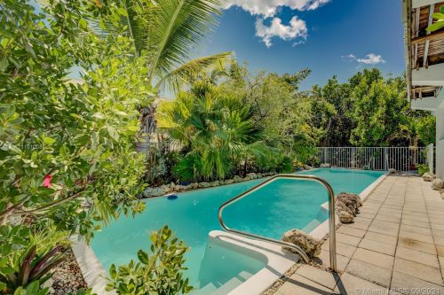 24 Mangrove Ln, Key Largo, FL 33037-3047