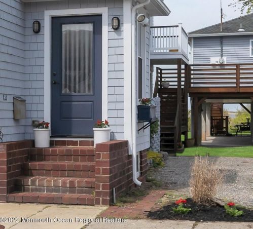 48 5th St, Monmouth Hills, NJ 07732-1635