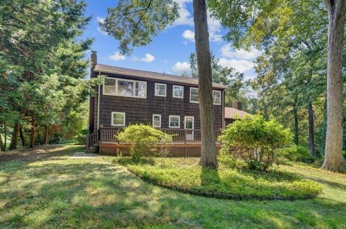 61 Cow Path Dr, Stamford CT  06902-1016 exterior