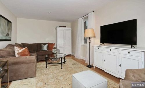 3402 Rio Vista Dr, Mahwah NJ  07430-4005 exterior
