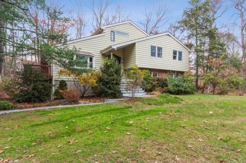 4 Stella Ln, Pleasantville, NY 10570-1522