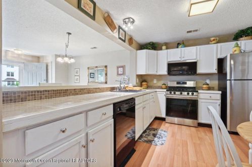 5 Phoenix Ct, Tinton Falls NJ 07712-7773 exterior