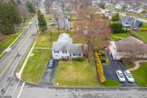 2 Apple Tree Ln, Greystone Park, NJ 07950-3202