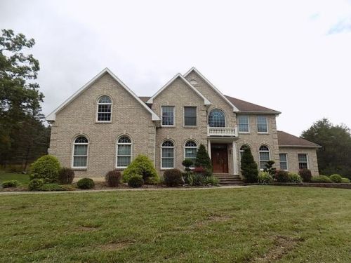 704 Silver Fox Ln, Stroudsburg, PA 18360-8385