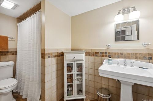 2 Old Farm Ct, West Nyack NY  10994-1210 exterior
