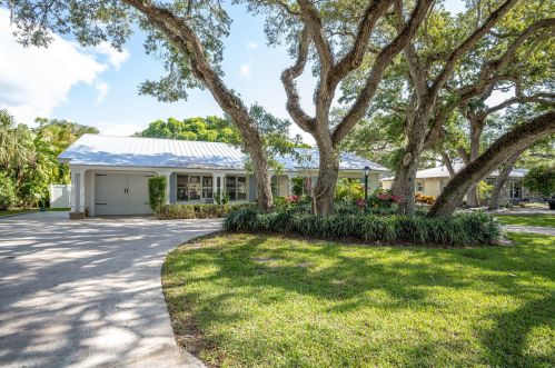 635 Honeysuckle Ln, Vero Beach, FL 32963-1865