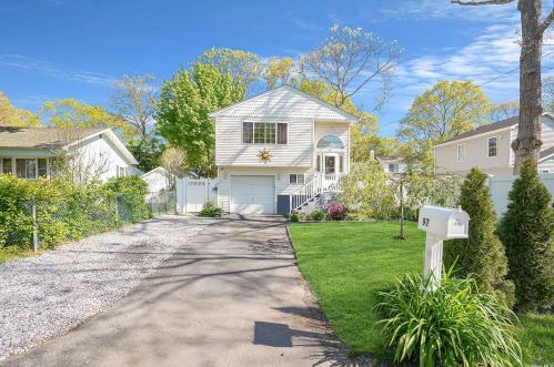 97 Hampton Ave, Manor Park, NY 11950-3820