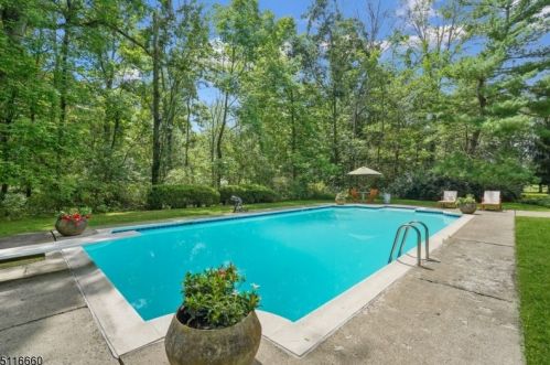 400 Larger Cross Rd, Bedminster NJ  07921-2724 exterior