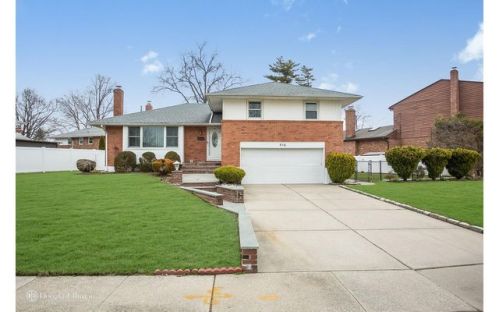 916 Berkshire Dr, Westbury, NY 11590-5803