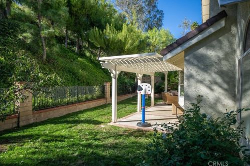 22114 Pamplico Dr, Santa Clarita CA  91350-2186 exterior