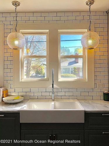 208 Park Dr, Woodbridge NJ  07095-2002 exterior