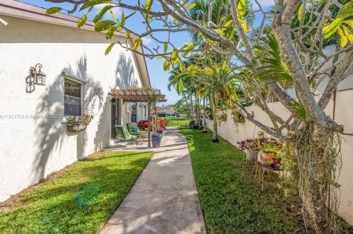 453 28th Ave, Delray Beach FL  33445-4407 exterior