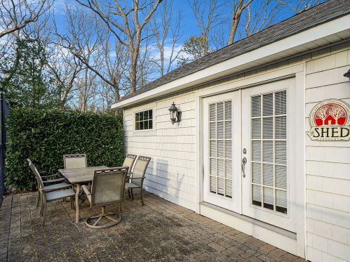 18 Drew Dr, Eastport NY  11941-1335 exterior