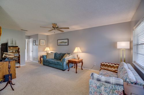 10 Vista Palm Ln, Vero Beach, FL 32962-0828