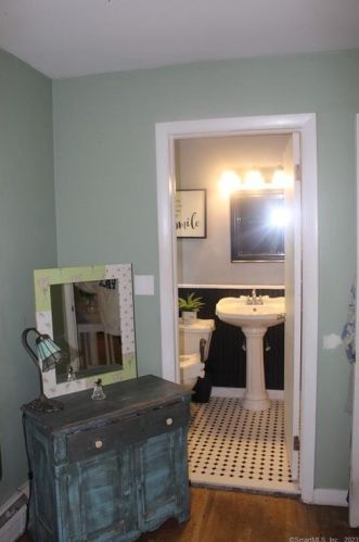 84 Columbine Dr, Bridgeport CT  06611-4601 exterior