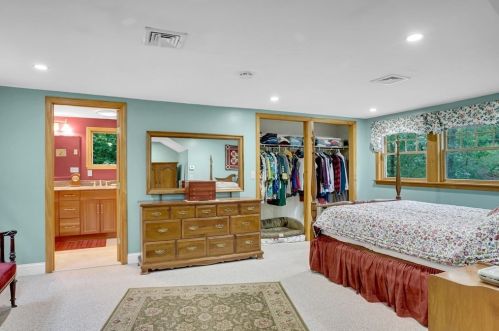 15 Danbury Cir, Amherst NH  03031-2016 exterior