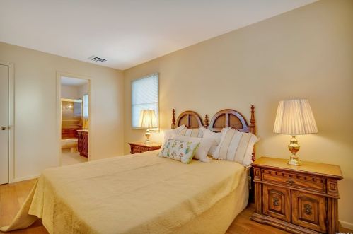 5 Enfield Ln, San Remo NY  11754-4028 exterior