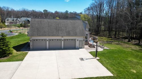 1300 Westbury Ct, Manitowoc WI  54220-8756 exterior