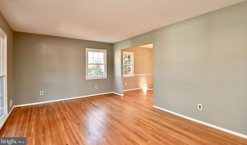 6153 Roxbury Ave, Springfield VA  22152-1625 exterior