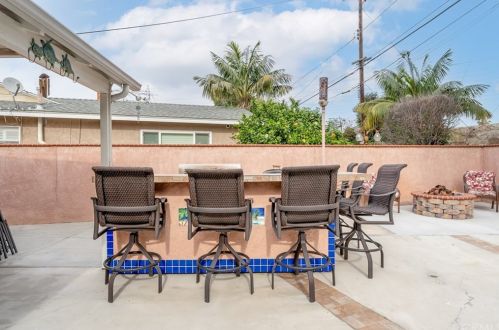 832 Stevely Ave, Long Beach CA 90808-4438 exterior