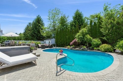 35 Auden Ave, Huntington Station, NY 11747-8130