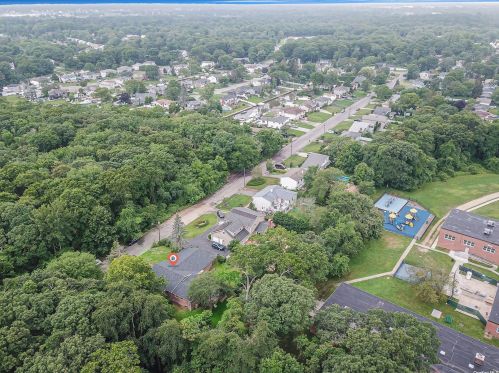 195 Franklin Rd, Oakdale NY  11769-2243 exterior