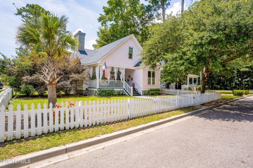 4 Brisbane Dr, Beaufort, SC 29902-5296