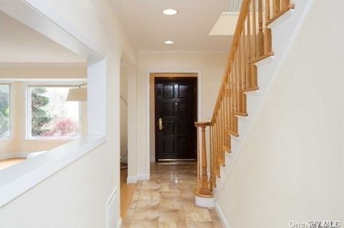 19 Colgate Rd, Great Neck, NY 11023-2221