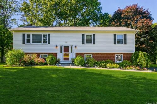 1310 Judy Rd, Mohegan Lake, NY 10547-1903