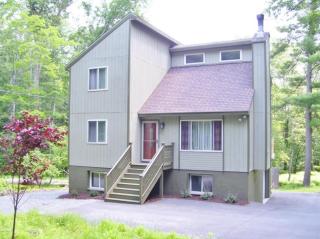 274 Tinkwig Dr, Hawley, PA 18428-7820