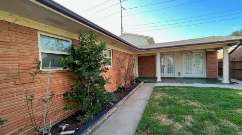 27 Shore Dr, Galveston, TX 77551-4363
