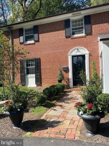 1601 Woodsdale Rd, Wilmington, DE 19809-2248