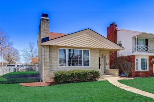 4802 21st St, Milwaukee, WI 53209-5748