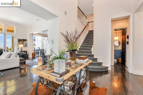 13445 Campus Dr, Oakland CA  94619-3711 exterior